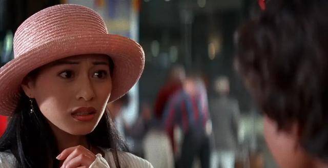 成龙的女朋友李婷宜这时候也来找成龙,正好成龙在录制节目,李婷宜就坐