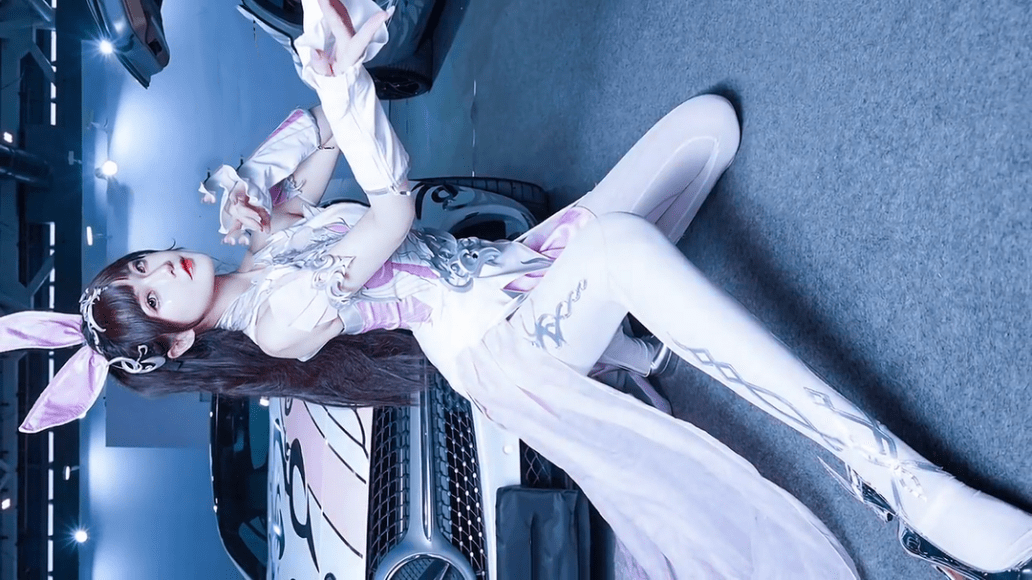 斗罗大陆之小舞成为车展模特,高挑的身材,观众还有心情看车吗?