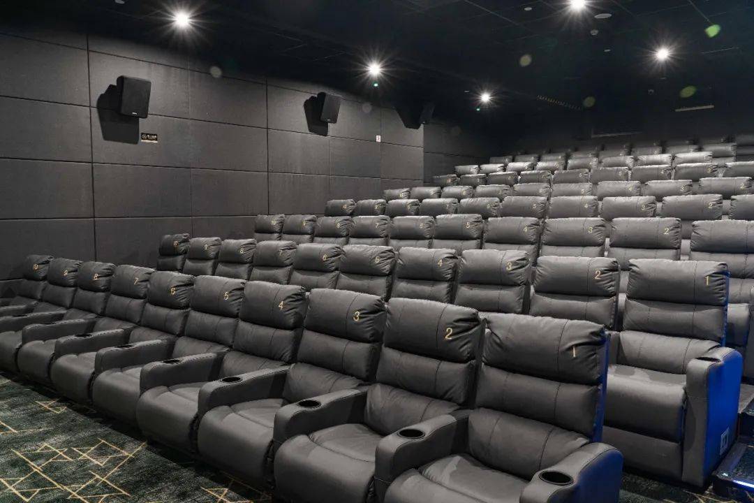 影城采用沙发座椅,每个座位都非常宽敞,无遮挡式观影.