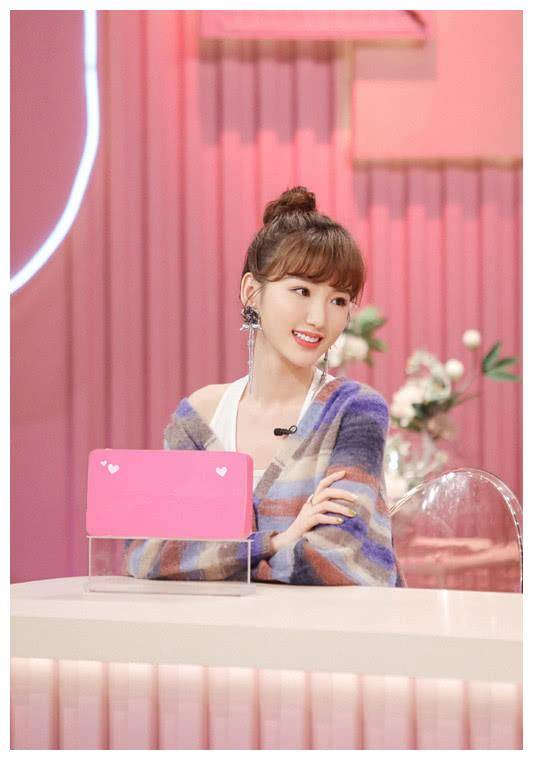 留了一点空气刘海,然后又绑了两个滑稽的鞭毛,在毛晓东气质上可爱多了