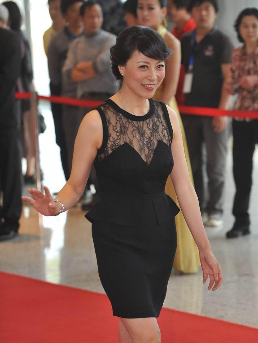 岳红气质放得开,一把岁数穿黑色吊带,可惜没逃过中年发福_时尚_身材