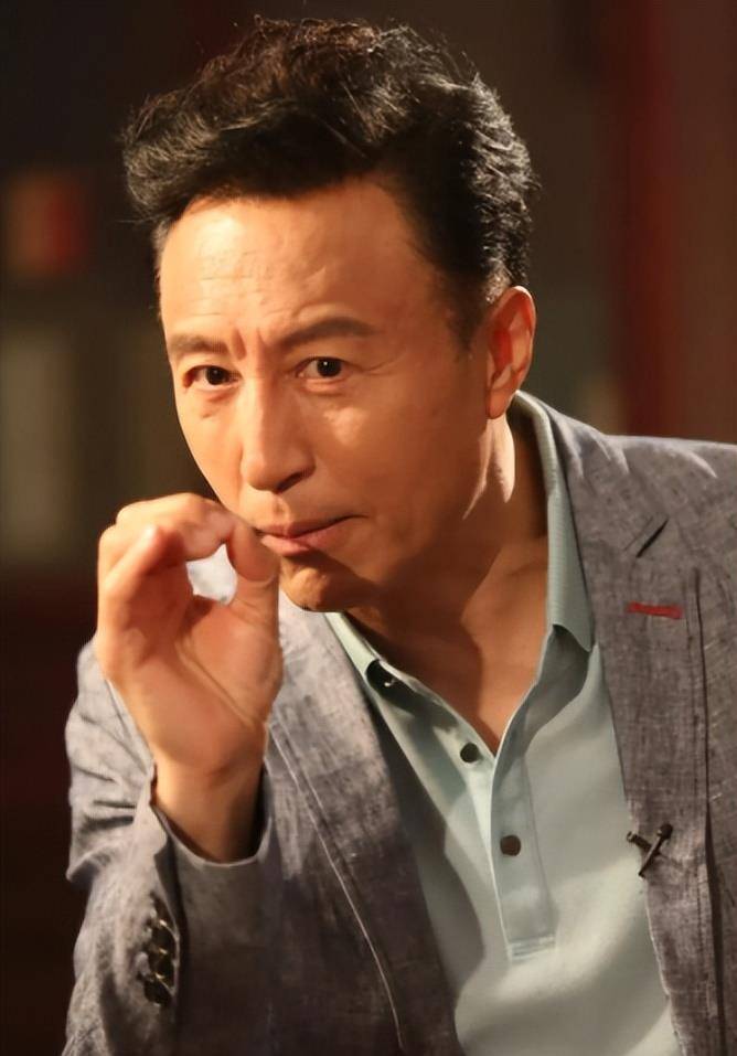 争执,情绪激动并怒怼检票员,这一情节在之一集中闯荡是由张汉杰导演