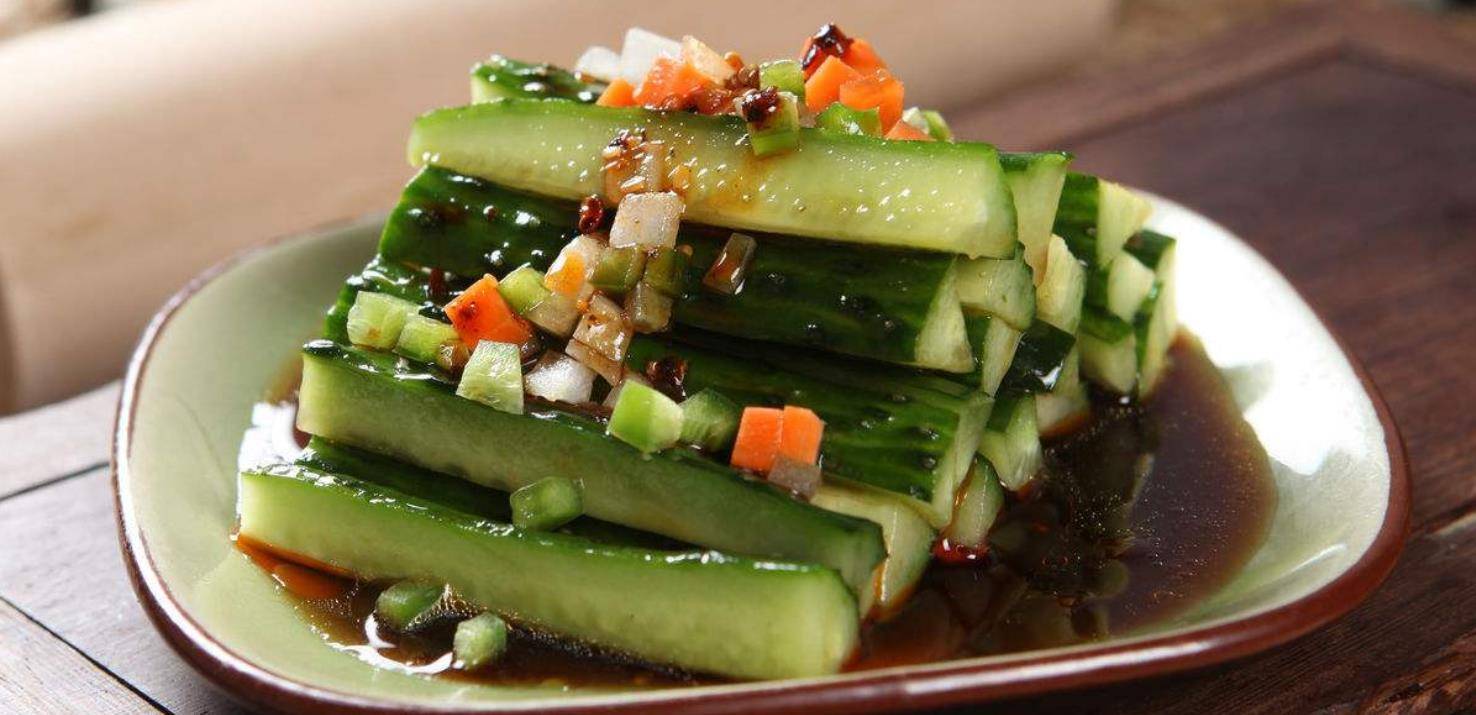 1 拍黄瓜(凉拌黄瓜)准备食材如下:嫩黄瓜2条,生抽1.