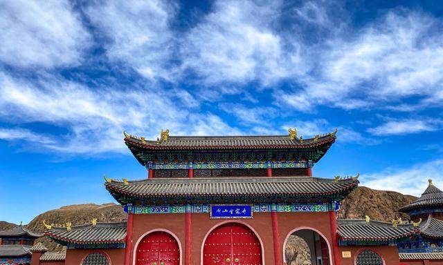 丝绸之路上很重要的一座寺庙，隋炀帝曾到访过，就在甘肃境内