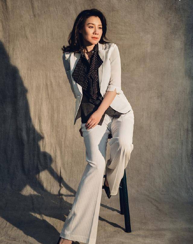 原创刘琳阿姨辈里最有气质穿粉色连衣裙也没扮美嫌疑端庄稳重