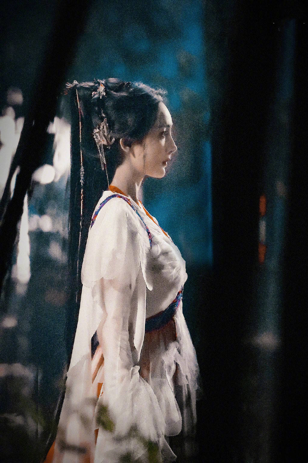 杨幂受伤后复出拍戏太拼化妆掩盖眼角伤势古装造型美出仙气