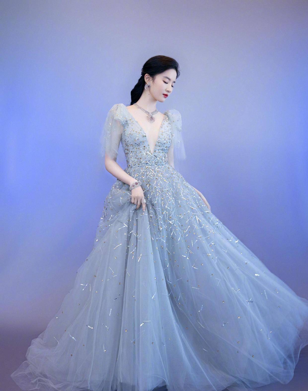 原创仙女姐姐刘亦菲的夏季穿搭穿白色印花连衣裙高级时髦仙气飘飘