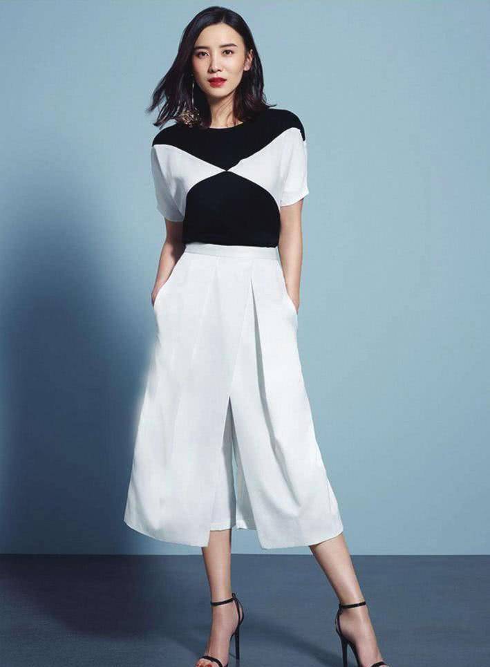 原创宋佳长裙好扎眼曳尾长裙带小披风减龄俏皮显气质