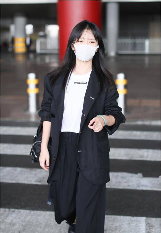 原创谭松韵机场穿搭风格大变从小清新到霸道总裁出其不意太惊艳