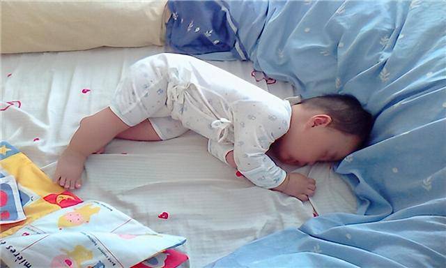 宝宝满床打滚睡不踏实,有4个信号,建议家长一定要特别重视!