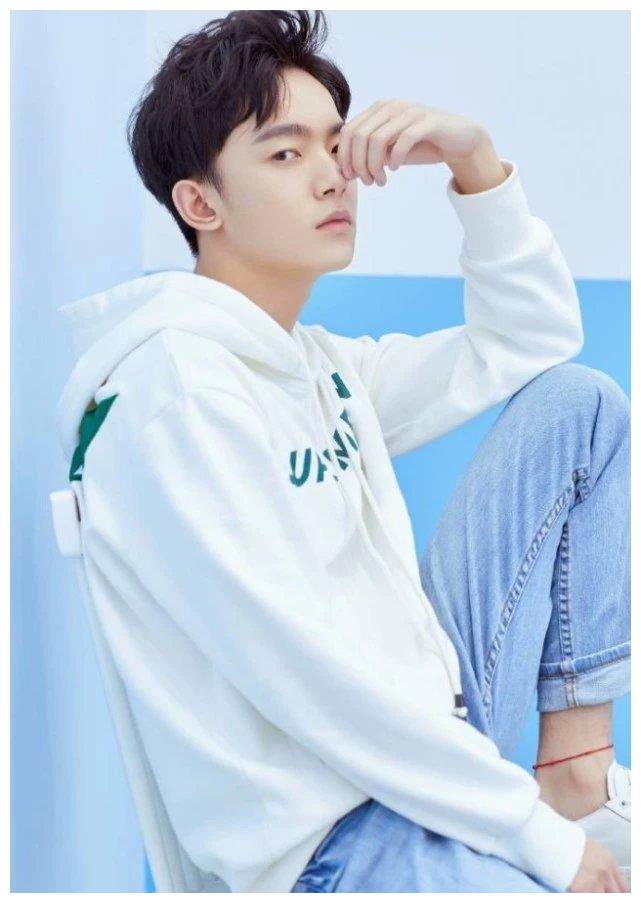 原创小可爱97令山为证明腿长穿窟窿裤摆拍网友想嫁