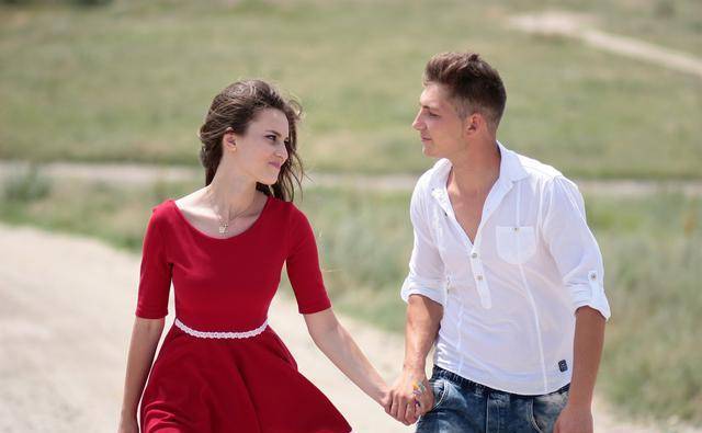 在感情中,女人想要的"安全感",主要体现在这4个方面_女生_男人_要求