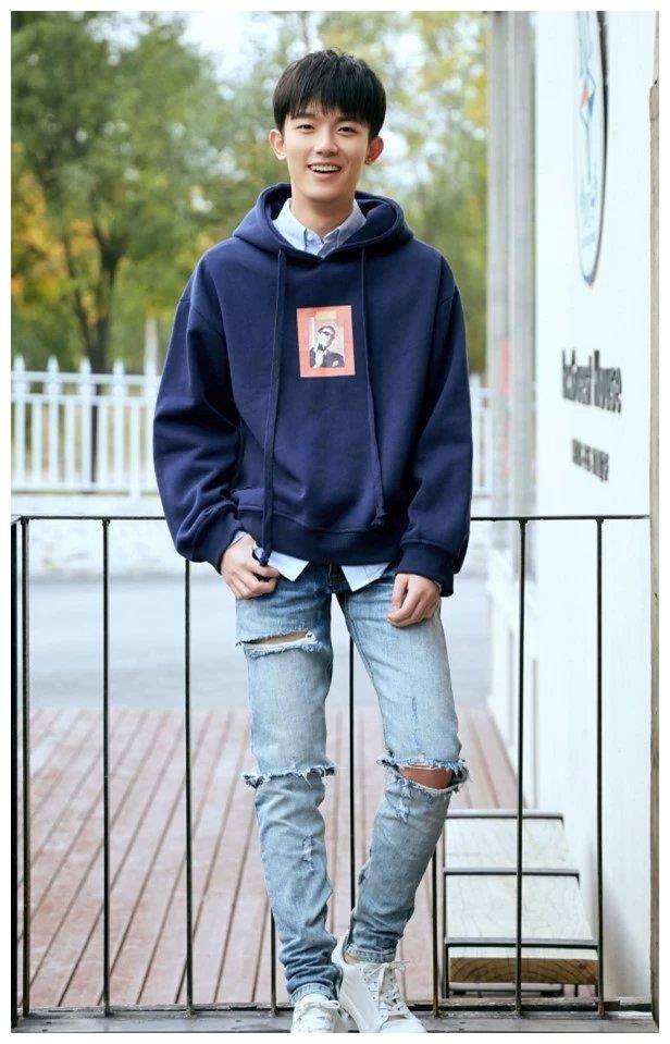 原创小可爱97令山为证明腿长穿窟窿裤摆拍网友想嫁