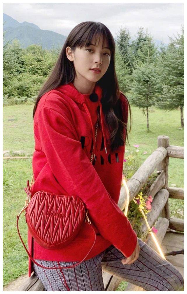 原创欧阳娜娜也有买不起的匡威吗鞋子标签都没拆不料看着更时髦