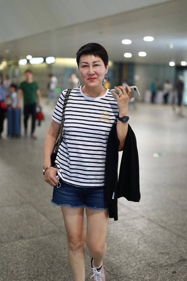 张凯丽展现自然老去的美,身穿白色条纹t恤,温柔低调有魅力_的设计