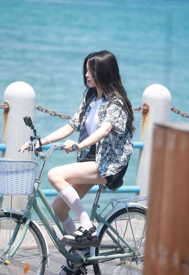 原创杨超越的反季节穿搭火了粉色印花卫衣配小脚紧身裤看着都嫌热