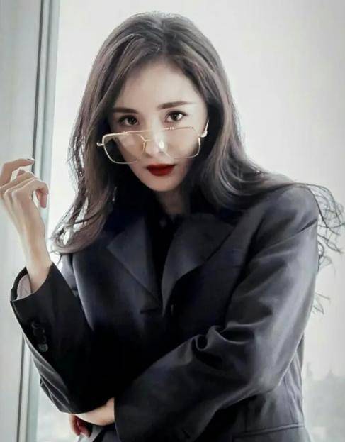 原创同样是女明星戴眼镜避开了baby躲开了杨幂唯独败给了关晓彤