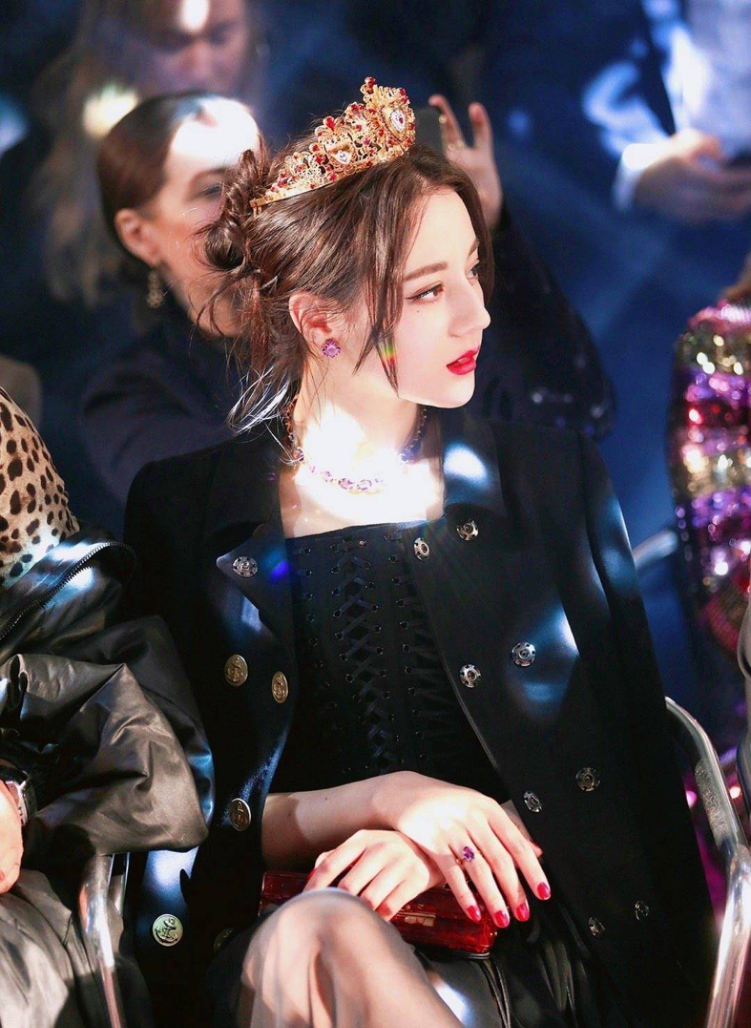 原创迪丽热巴舞台造型曝光小碎步手势简直是可爱的化身