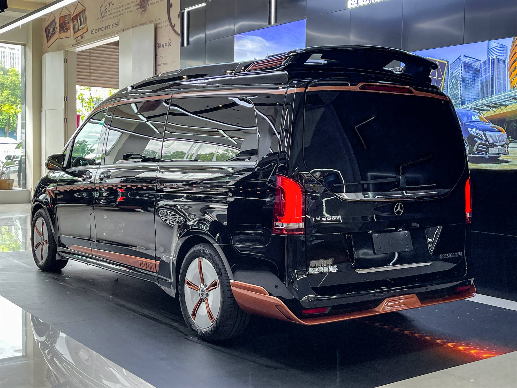 傲旋大白鲨新款全隔断7座,内舱奢华私密,还选什么埃尔法?