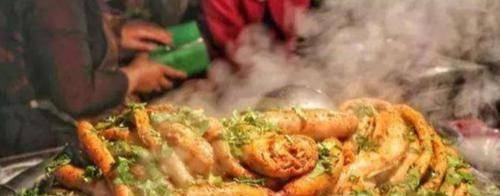 新疆街头的一种小吃，游客觉得恶心不敢买，熟客等下排队也难买