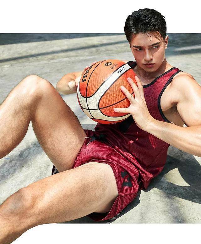 樊野家肌肉男模短裤坐姿照被疯传,长腿腹肌腱子肉被盯上!