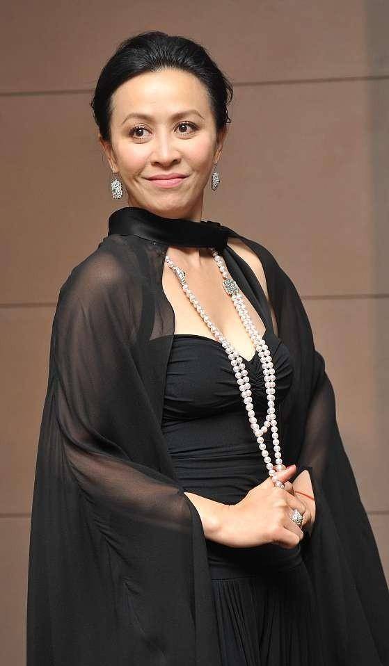 原创刘嘉玲年龄越大穿得越少了一身低身材黑裙系着薄纱披肩真是时尚