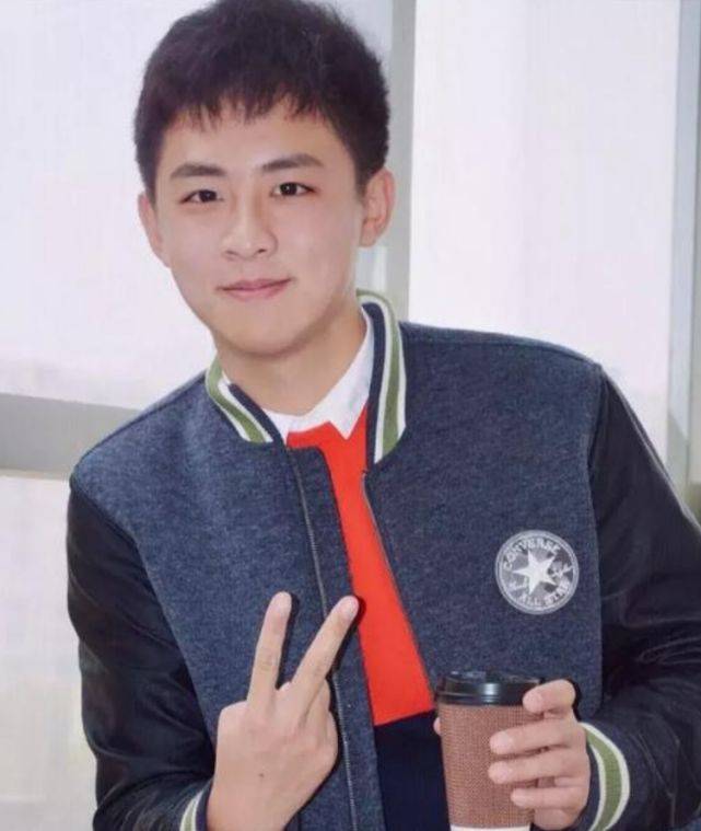 有种"整容"叫快乐星球的多面体,十五年后减肥成功,穿西装帅爆_邢凯