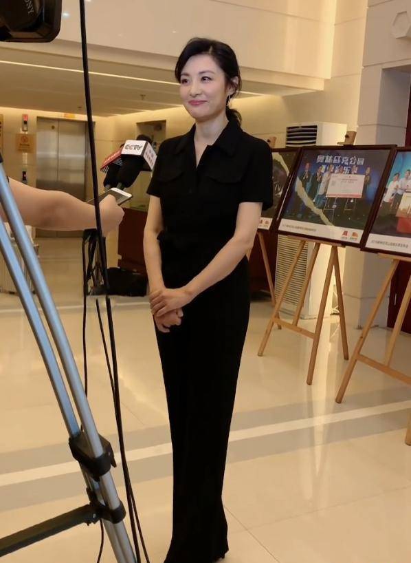 原创电视主持周涛气质真绝穿连体衣腰肢纤细身高颜值胜过李梓萌