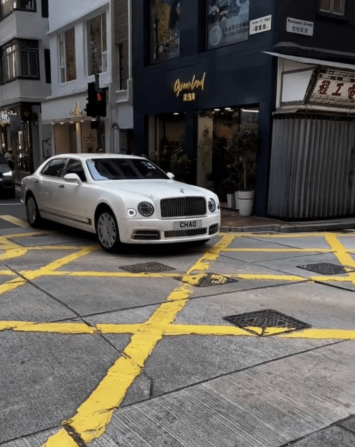 原创86岁赵世曾又换新女友携长腿美女坐豪车曾花百万牵手林志玲