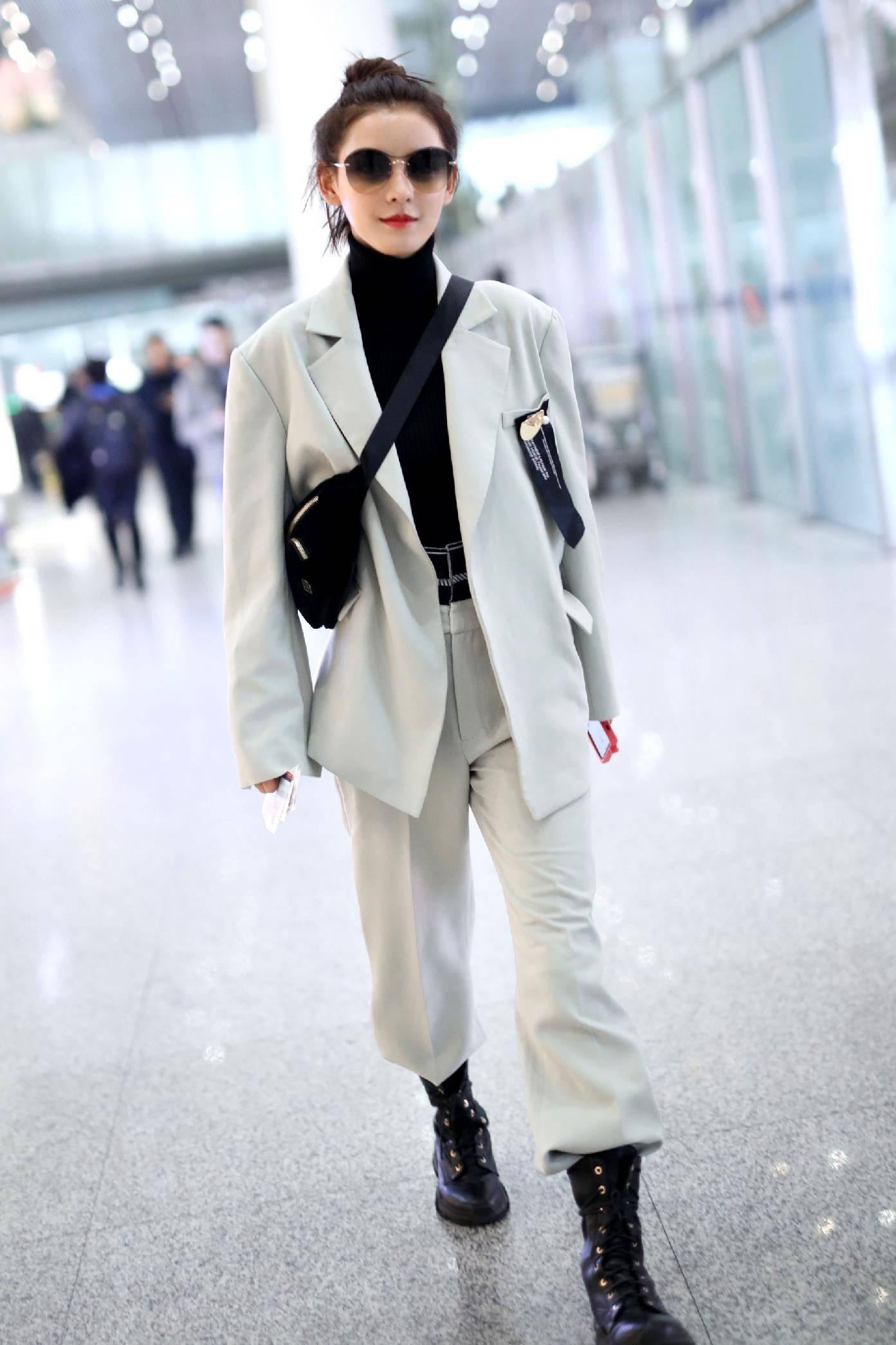 原创张予曦又秀造型了一身简白西装也穿出十足韩范这身材太能打了