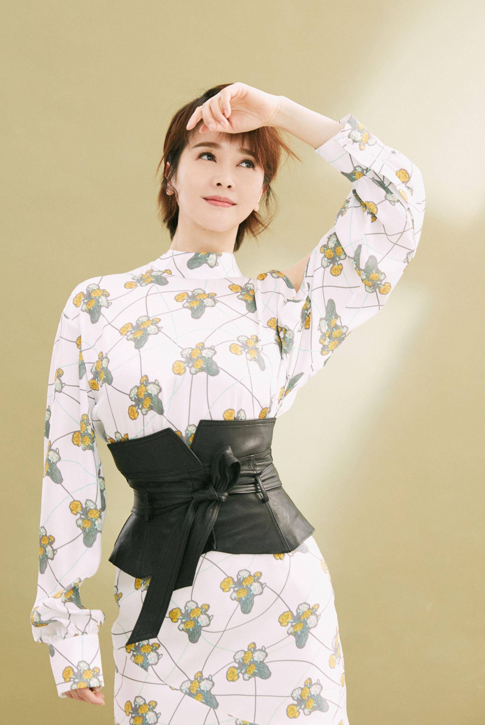 原创53岁左小青真爱装美穿一身粉色西装减龄十足秀出乳沟太撩人