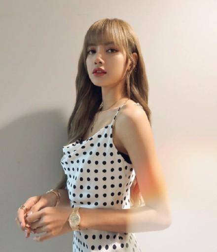 原创lisa真是小腰精白色绑带露腰装slay全场腿上的袖套亮了