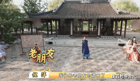 倪萍王刚再次携手主持,两人相拥难掩激动