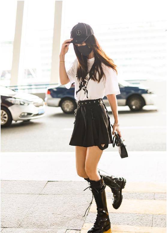 杨颖皮质长裙配马丁靴,既显气质又有女人味,秋季挡风保暖很百搭_味道