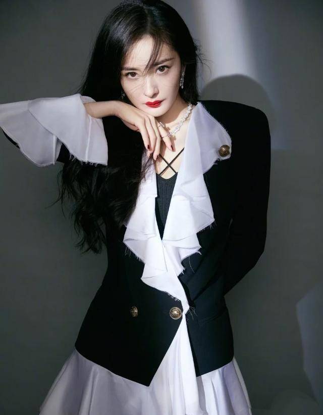 原创杨幂上演豹纹睡裙魅惑大秀巴掌腰狂野性感又迷人