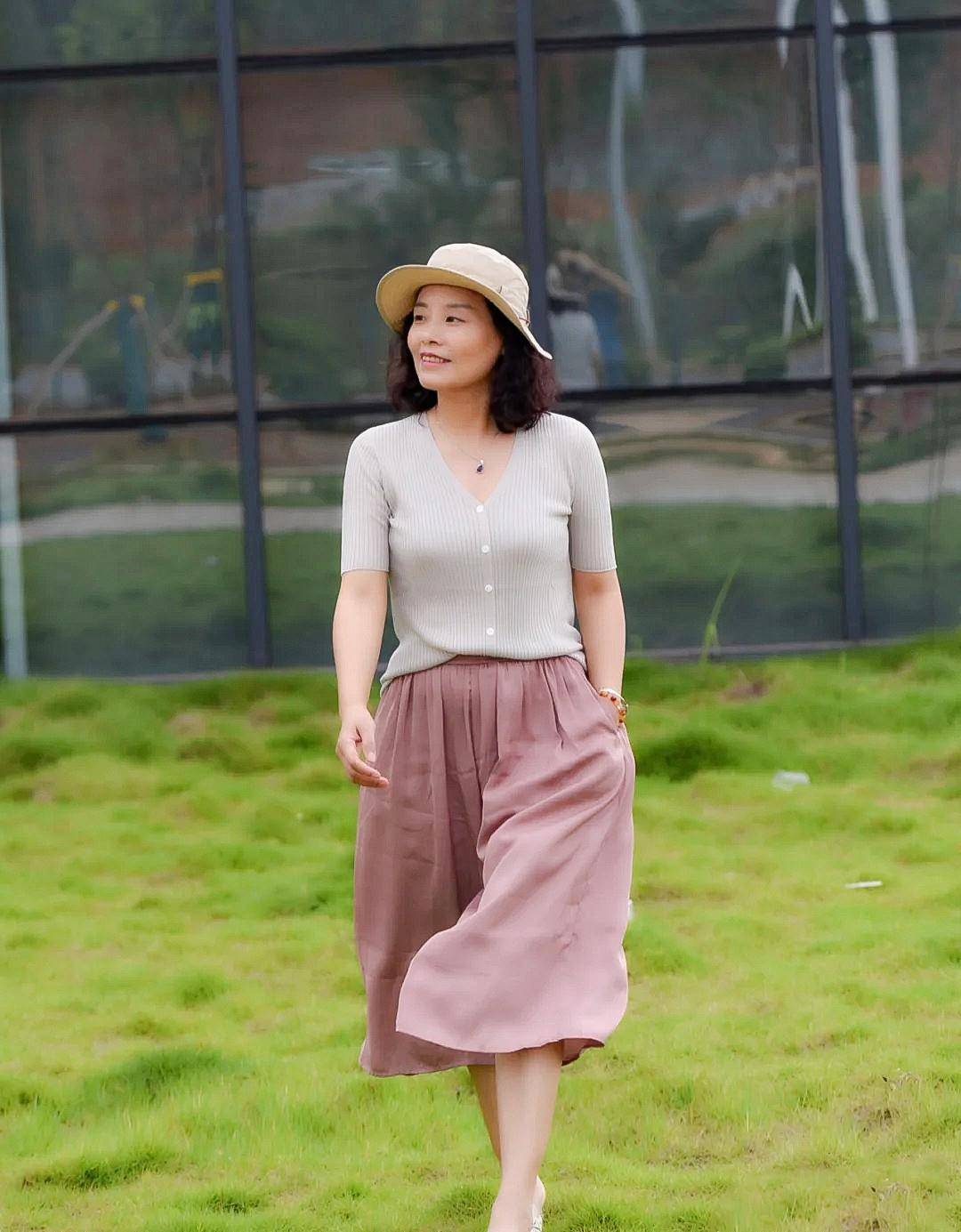 原创60岁微胖大妈真会穿穿衣简单又日常气质不比三木妈妈差