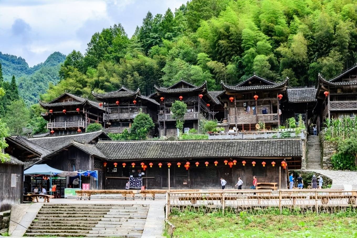 原创穿山越岭去避暑在恩施彭家寨遇见百年吊脚楼群