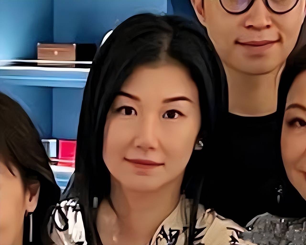 关之琳与前男友罕见同框富豪前男友马清伟新女友打扮清纯脱俗