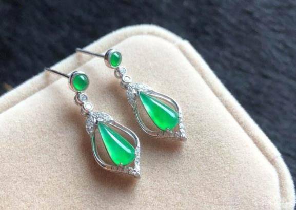 水滴翡翠耳坠图片及寓意翡翠徐显润