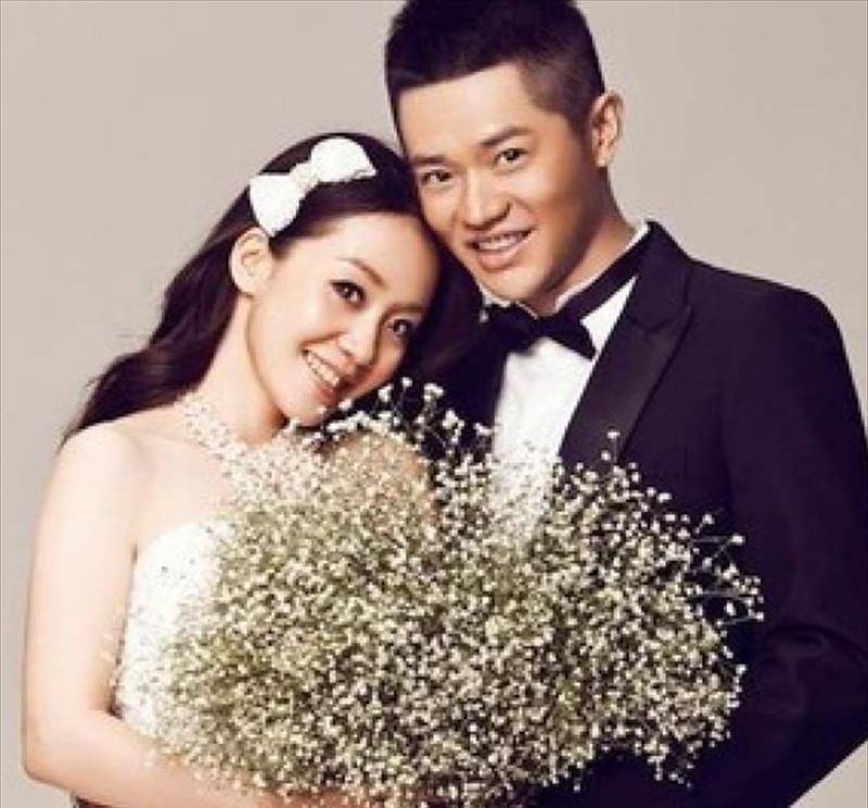 曾毅:相伴24年,玲花结婚他痛哭,却转身求婚她人,婚期差8个月_令花