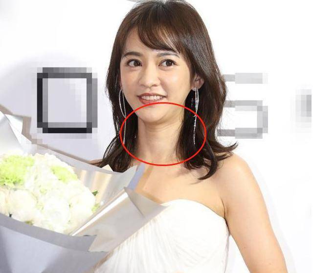 颈纹明显的明星:周冬雨赵露思纹路太深,杨超越鞠婧祎也难逃脱