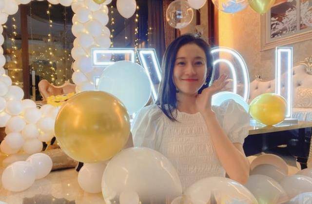 晒出的生日照张豆豆在社交平台上再次刷爆了两人结婚的事实.