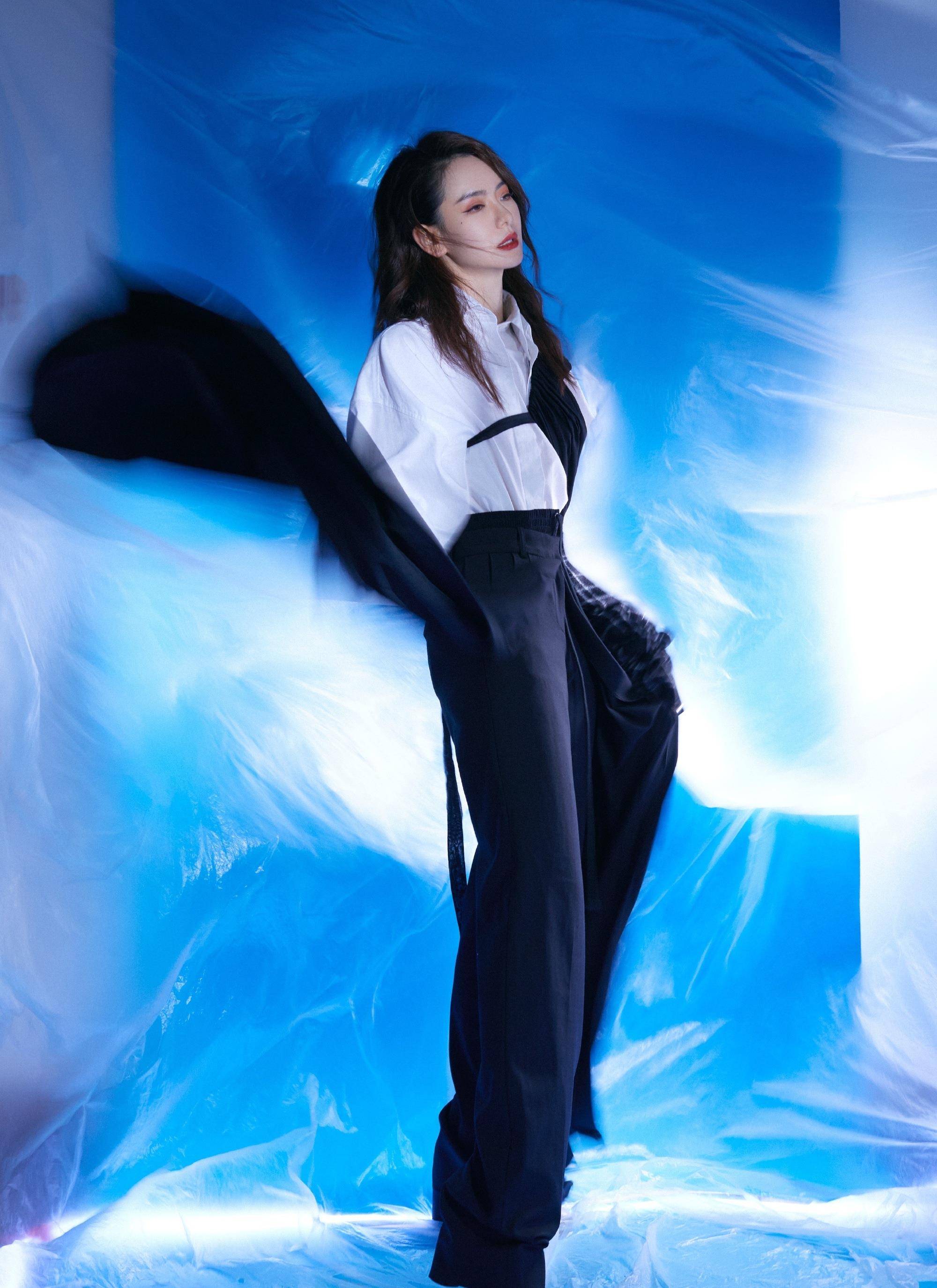 原创戚薇真敢玩穿齐臀西装裙秀漫画腿坐下差点露臀可太尴尬了