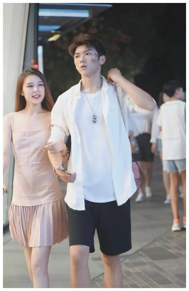 原创高颜值情侣出街简单的女穿百褶裙男穿中裤般配得羡慕