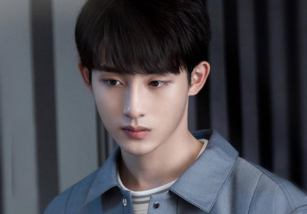 从《25小时恋爱》的剧照来看,身着白色短袖的董思成与搭配白衬衫的何