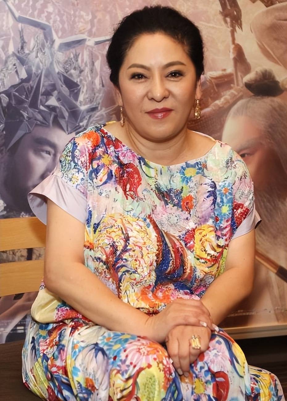 她是香港黑帮大佬的女人,成龙都敬她七分,娱乐圈无人敢惹_陈岚_向华强