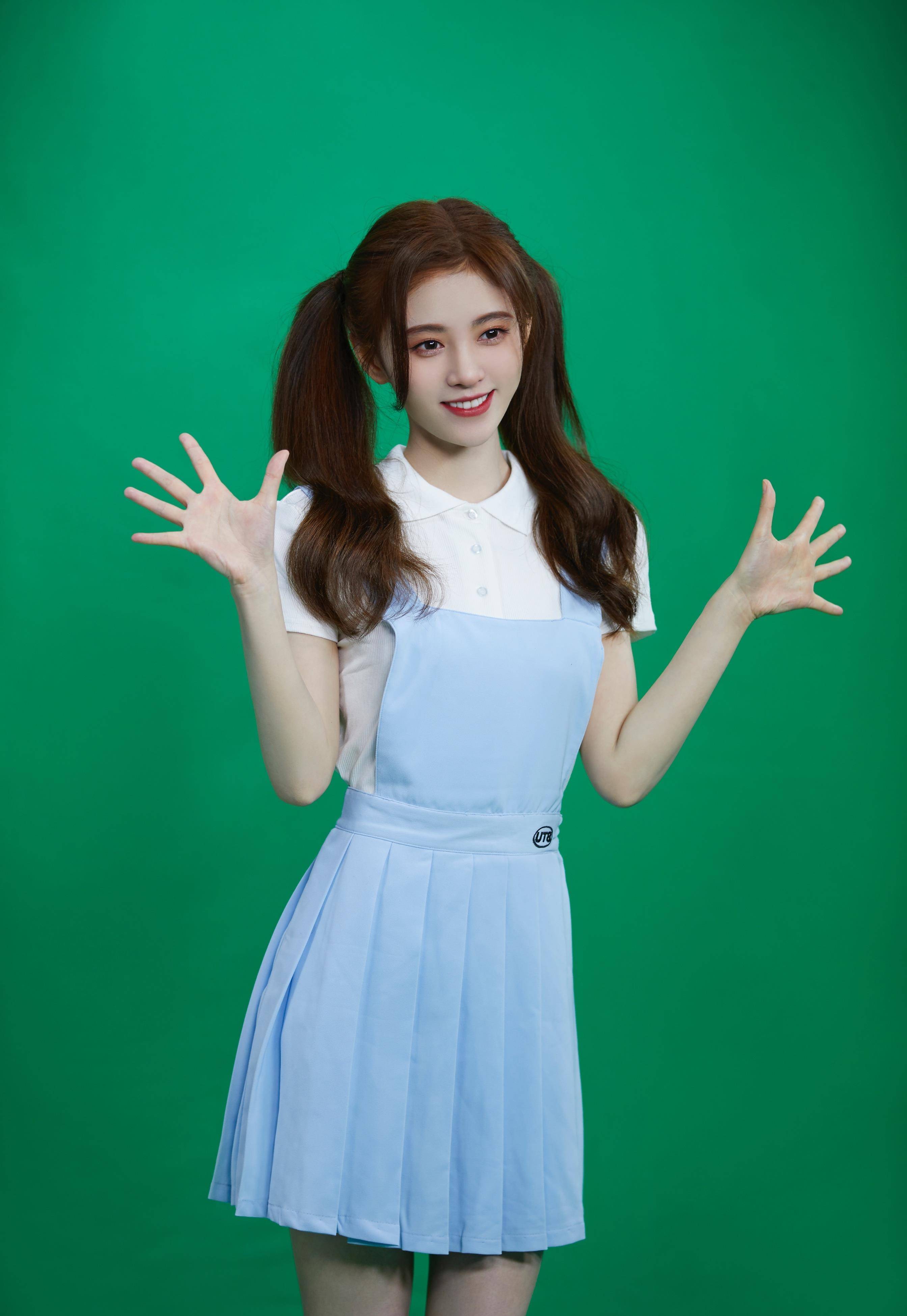 原创鞠婧t太好看了牛油果绿短开衫配牛仔阔腿裤楚楚动人惹人爱