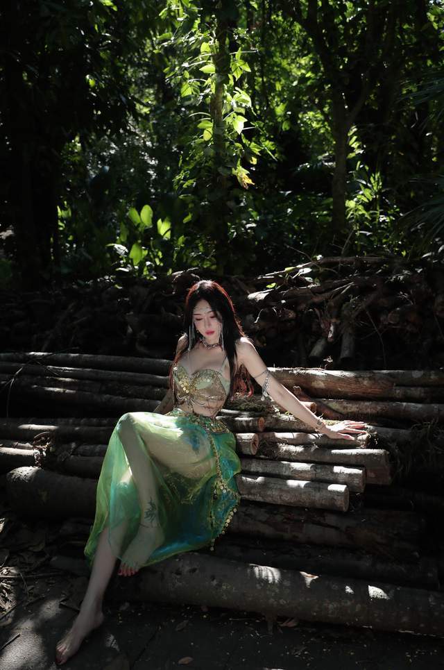 女模特金美辛身穿清凉民族服饰肤色白皙美艳动人