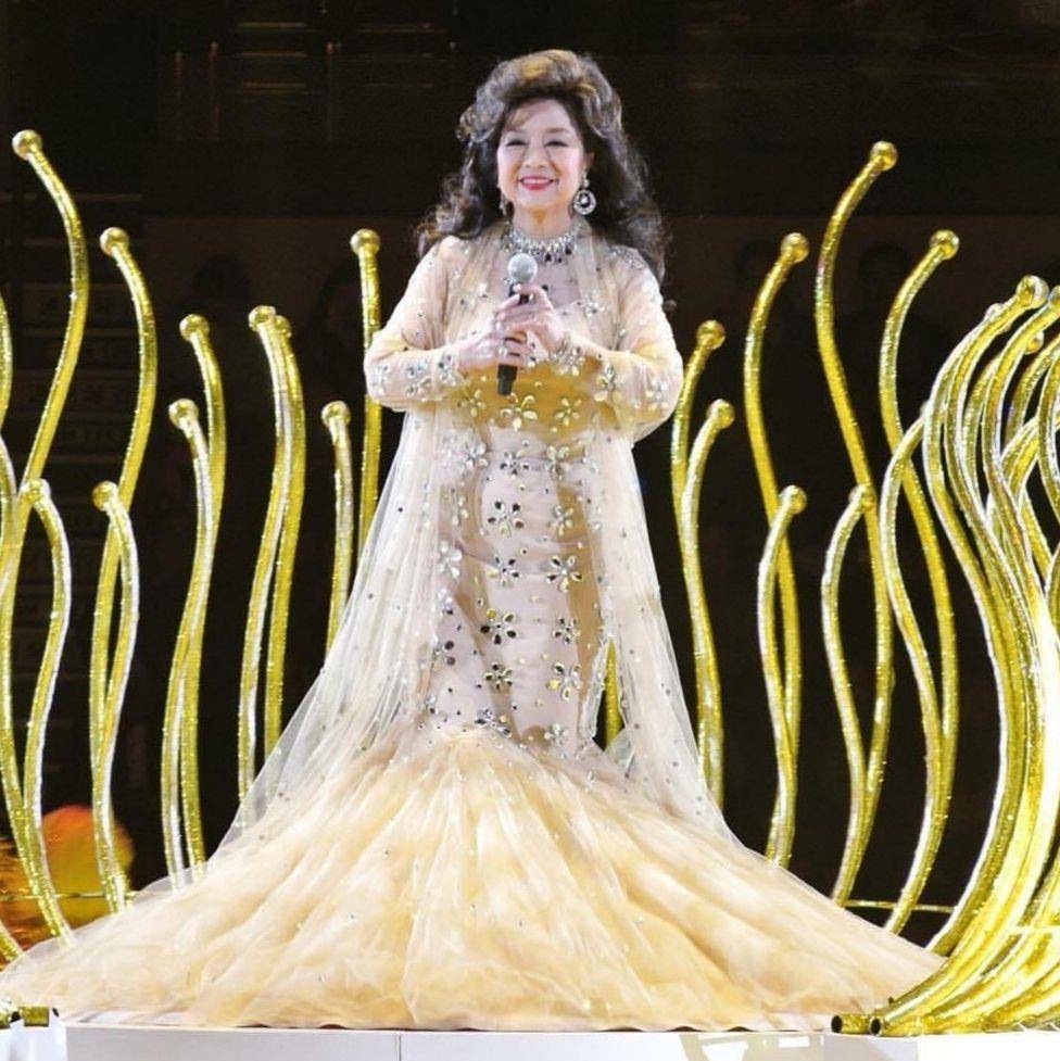 71岁的徐小凤真放的开,化大浓妆还卷发,一点不把自己当老年人!_裙子_