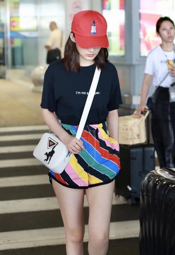 李沁打扮真有时髦感穿彩虹短裤出门小鸟腿好抢眼